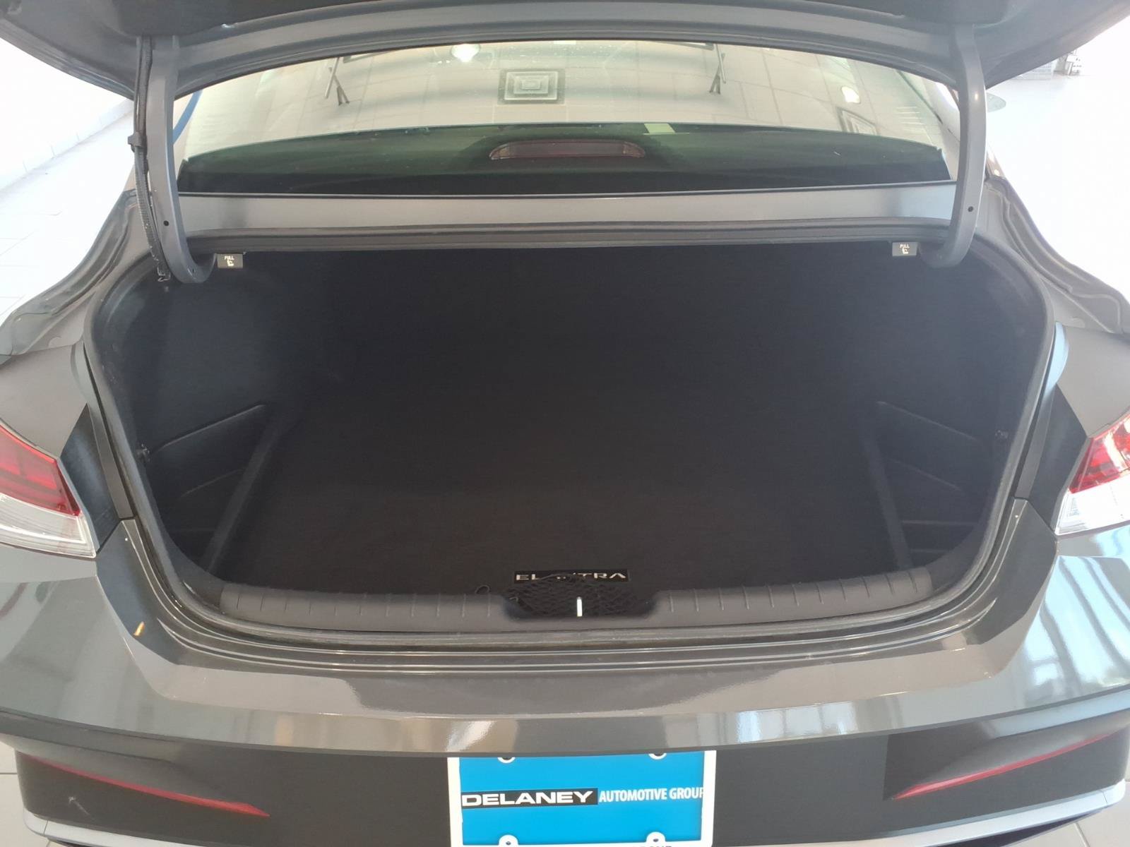 Certified 2025 Hyundai Elantra SEL FWD image 17