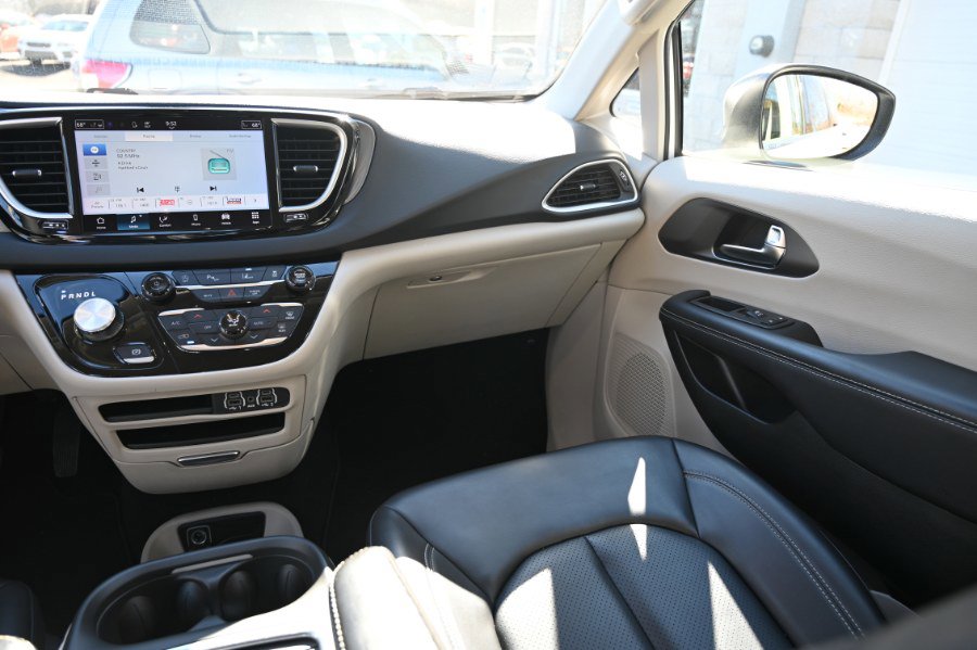 Used 2023 Chrysler Pacifica Touring-L FWD image 13