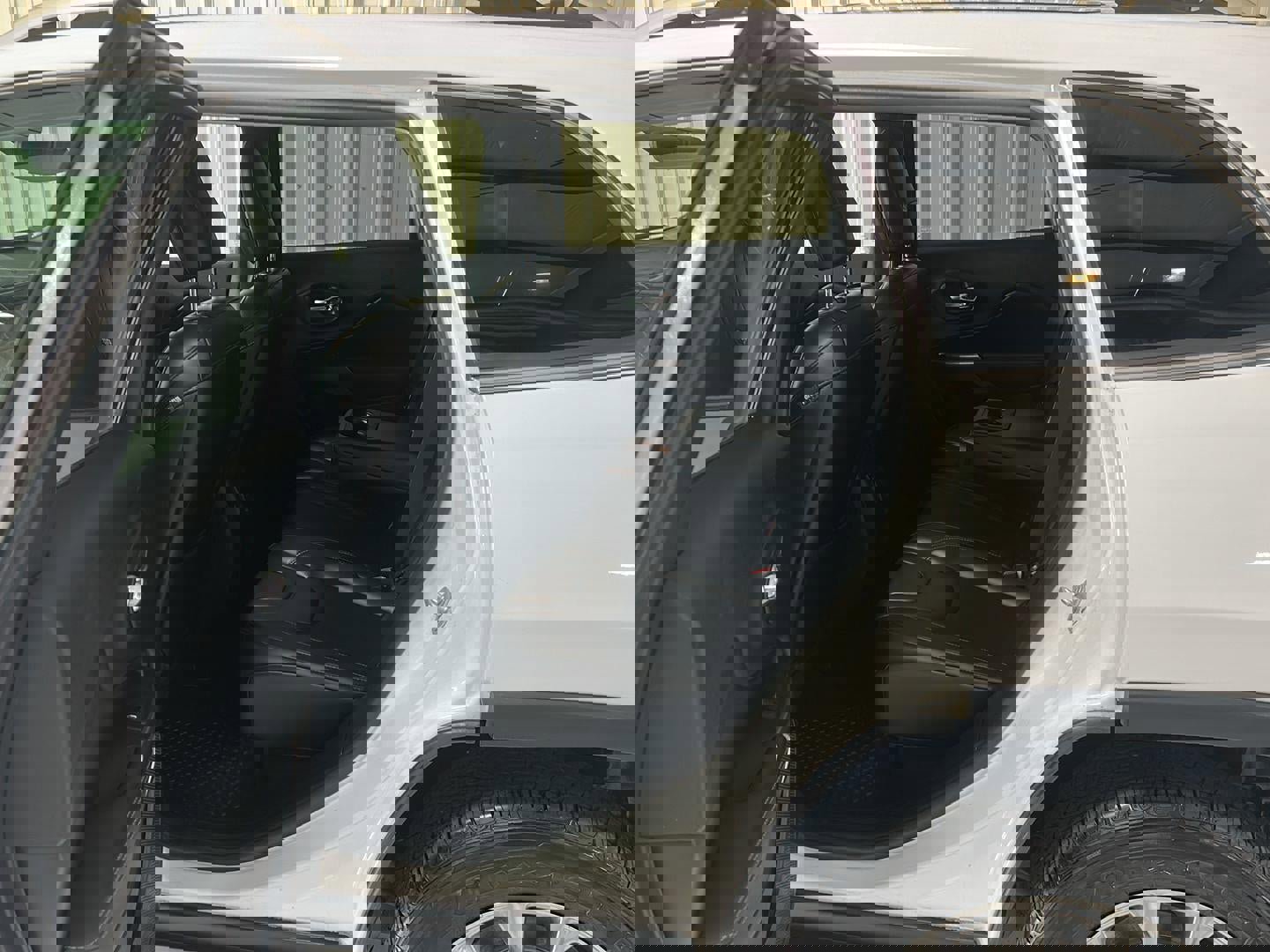 Used 2019 Jeep Cherokee Latitude Plus w/ Comfort/Convenience Group image 12