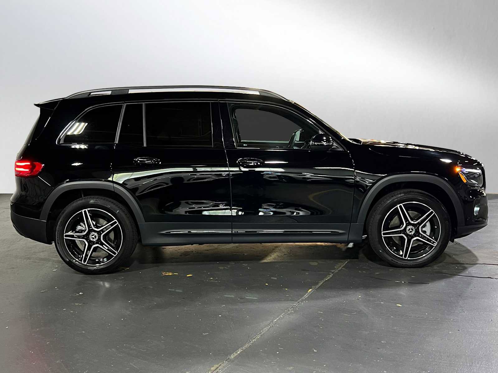 Used 2026 Mercedes-Benz GLB 250 4MATIC image 2