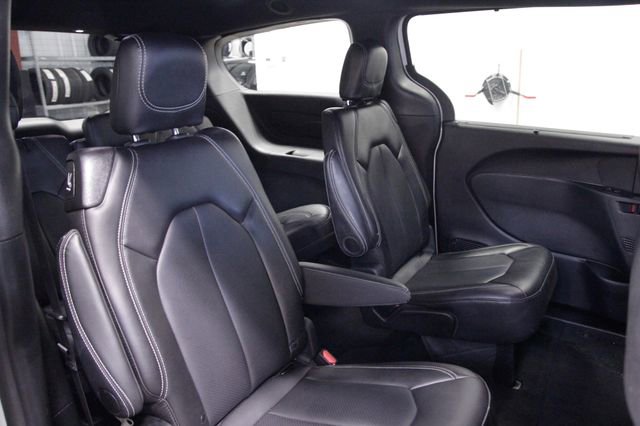 Used 2025 Chrysler Pacifica Select image 19