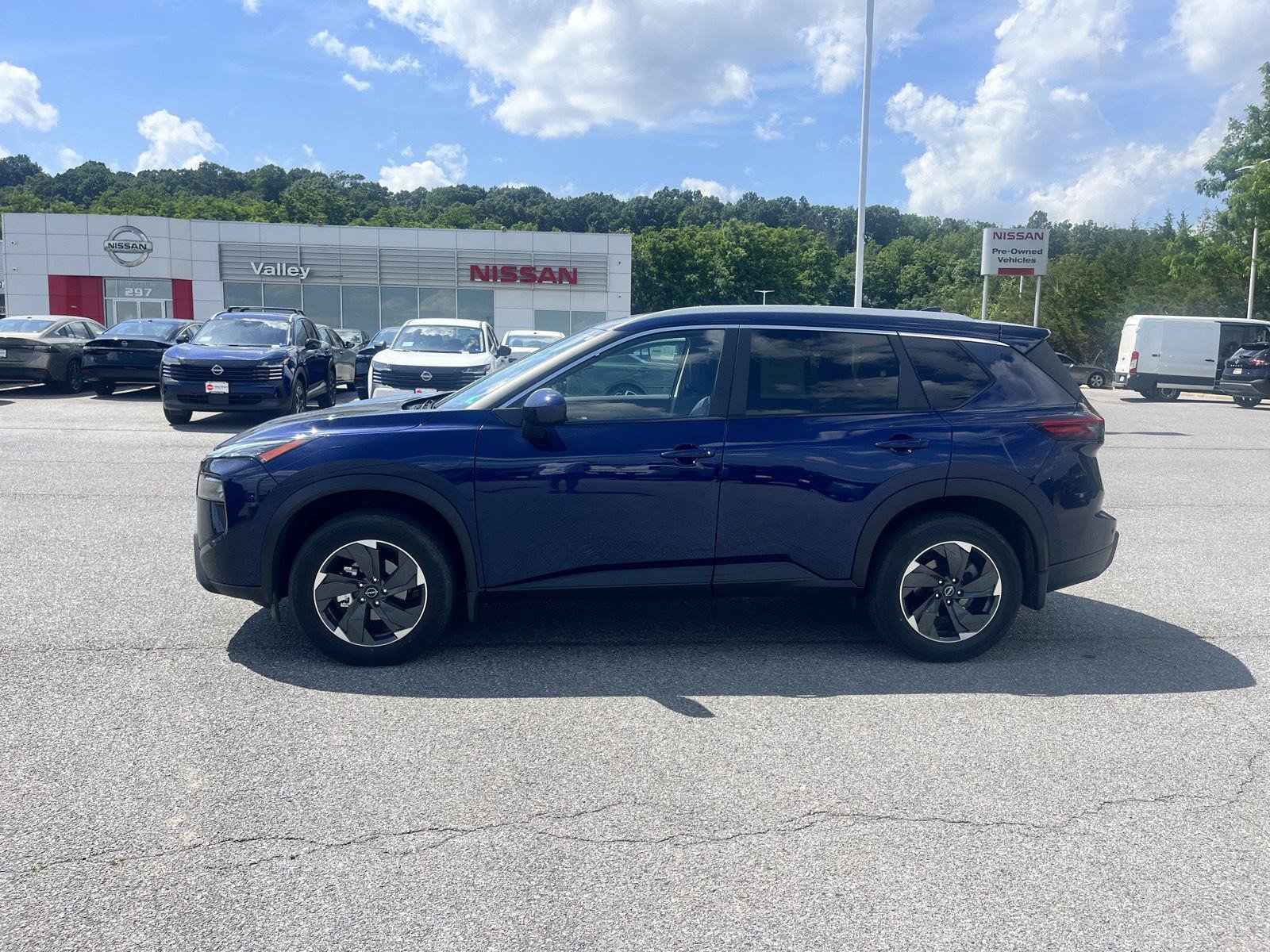 Used 2025 Nissan Rogue SV w/ SV Premium Package AWD/4WD image 4