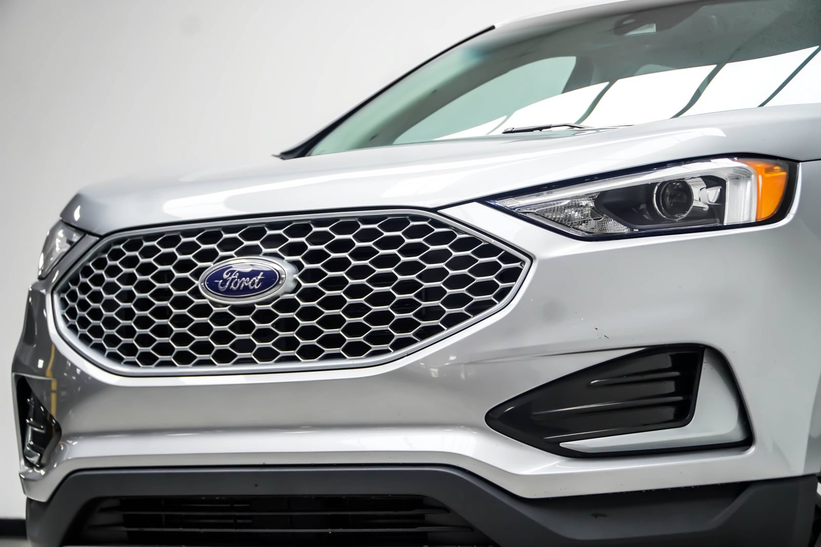 Used 2023 Ford Edge SEL AWD/4WD image 2