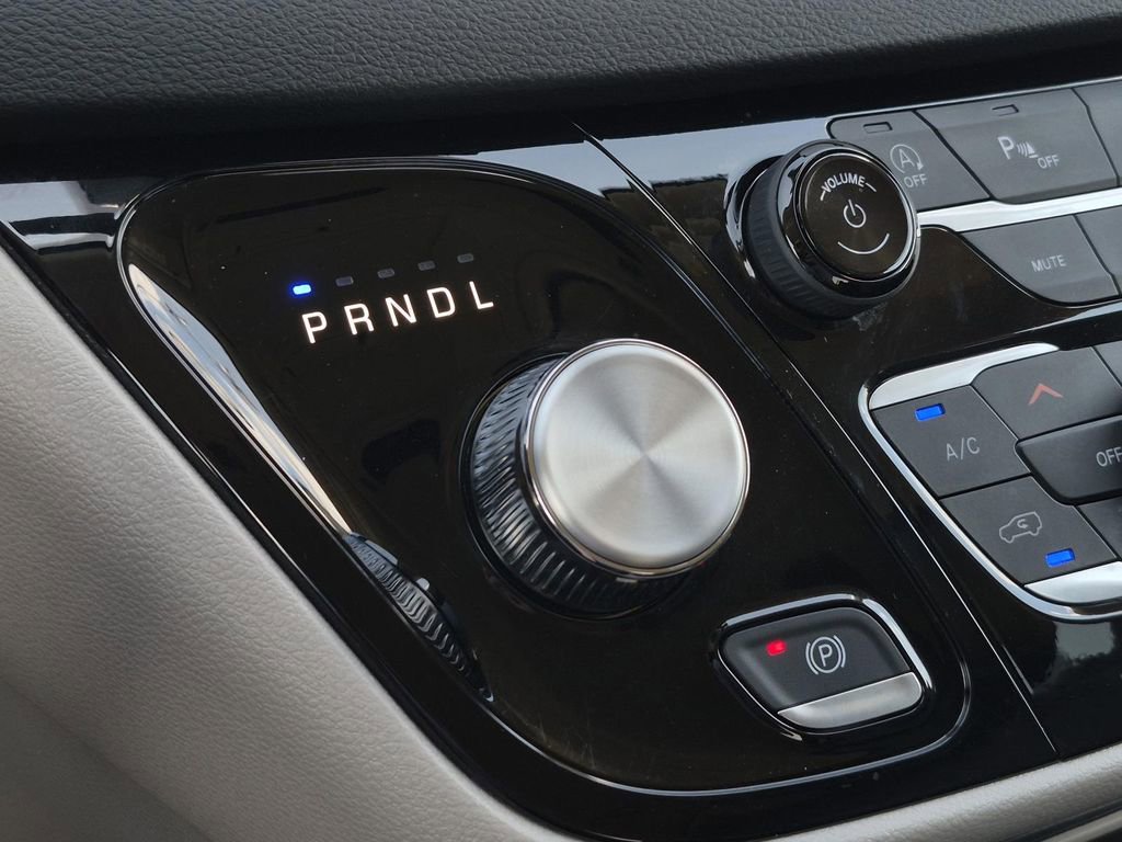 Used 2024 Chrysler Pacifica Touring-L FWD image 29