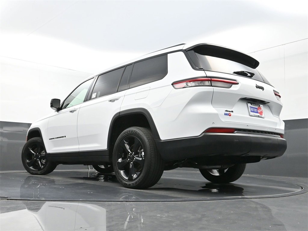 Used 2023 Jeep Grand Cherokee L Laredo image 32