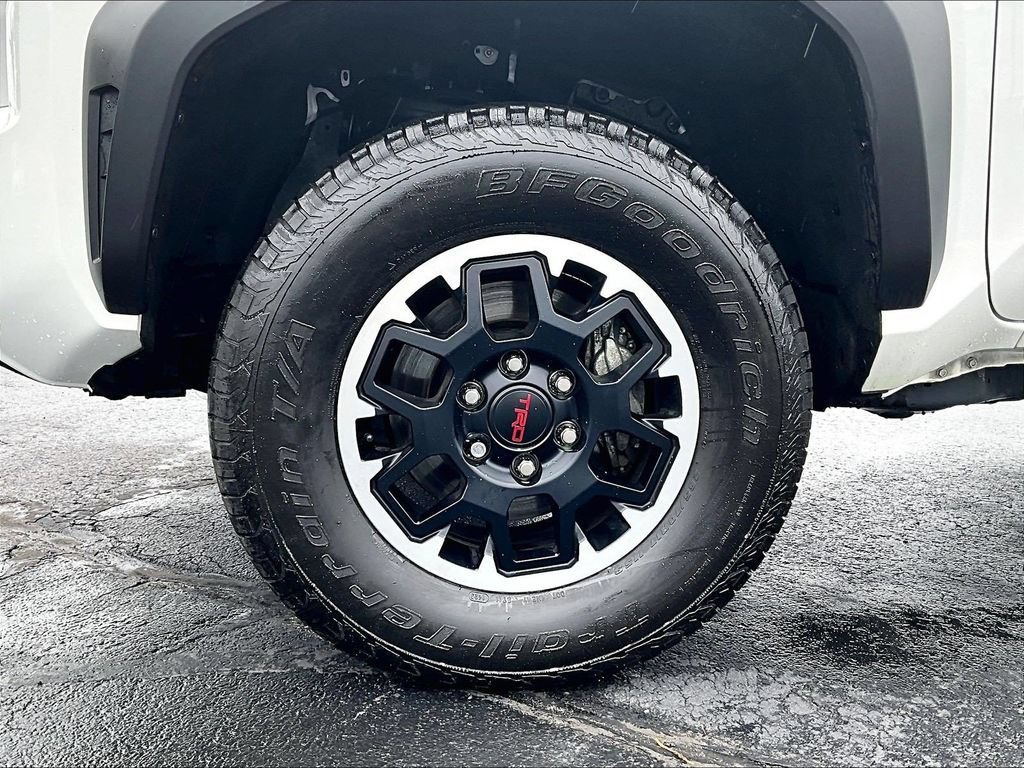 Used 2025 Toyota Tacoma TRD Off-Road AWD/4WD image 7