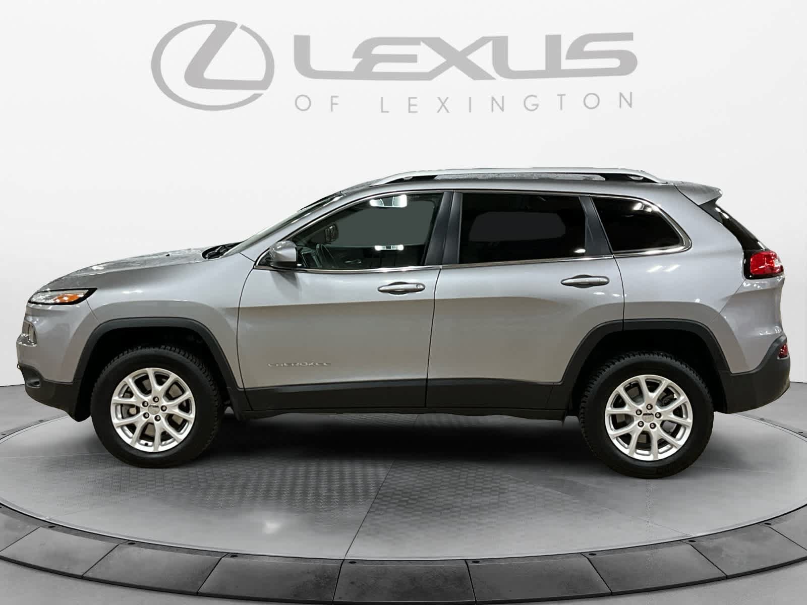 Used 2017 Jeep Cherokee Latitude AWD/4WD image 2