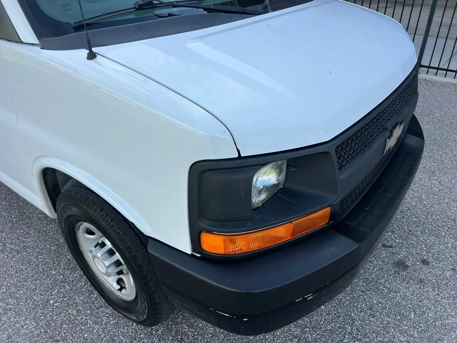 Used 2014 Chevrolet Express 2500 Extended RWD image 2
