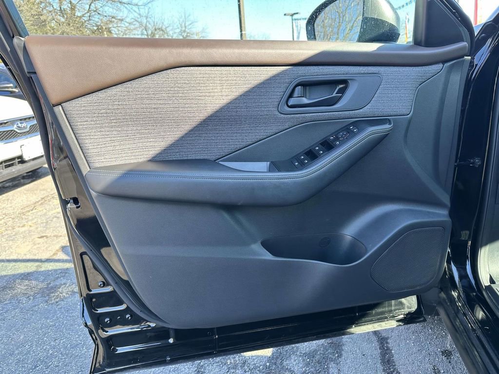Used 2022 Nissan Rogue S AWD/4WD image 8