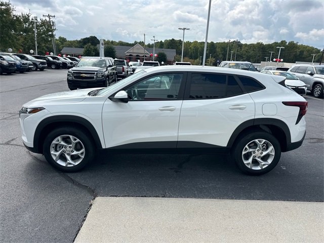 Used 2025 Chevrolet Trax LS w/ LS Convenience Package image 6