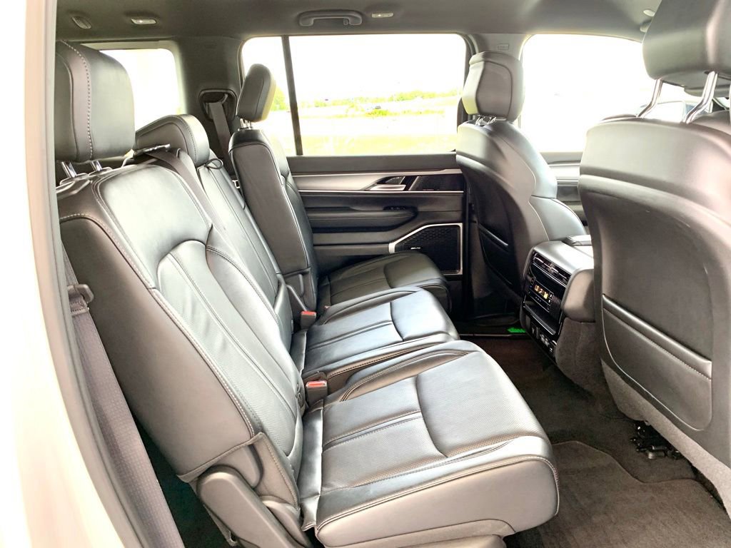 Used 2025 Jeep Wagoneer Series II w/ 8-Passenger Seating Package AWD/4WD image 29