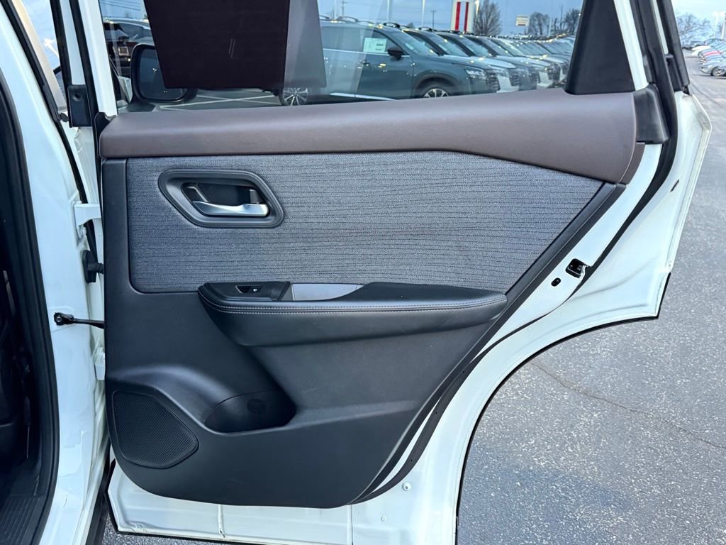 Used 2023 Nissan Rogue SV image 19