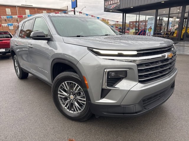 Used 2025 Chevrolet Traverse LT image 3