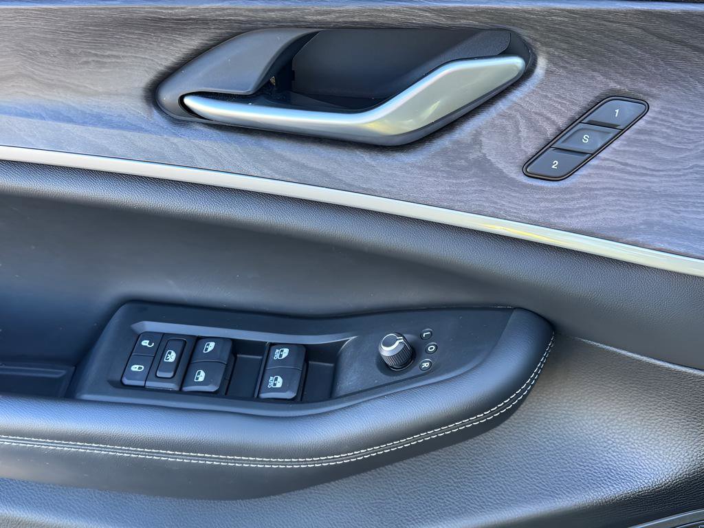 Used 2023 Jeep Grand Cherokee L Limited w/ Luxury Tech Group II image 14