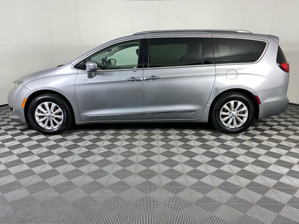 Used 2018 Chrysler Pacifica Touring-L FWD image 4