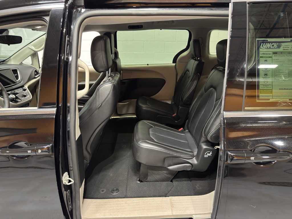 Used 2024 Chrysler Pacifica Touring-L image 11