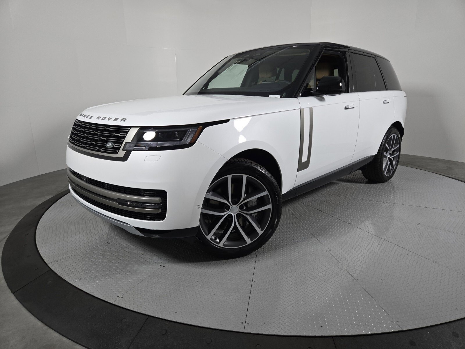 New 2025 Land Rover Range Rover SE image 1