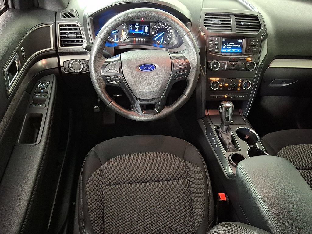 Used 2018 Ford Explorer XLT FWD image 2
