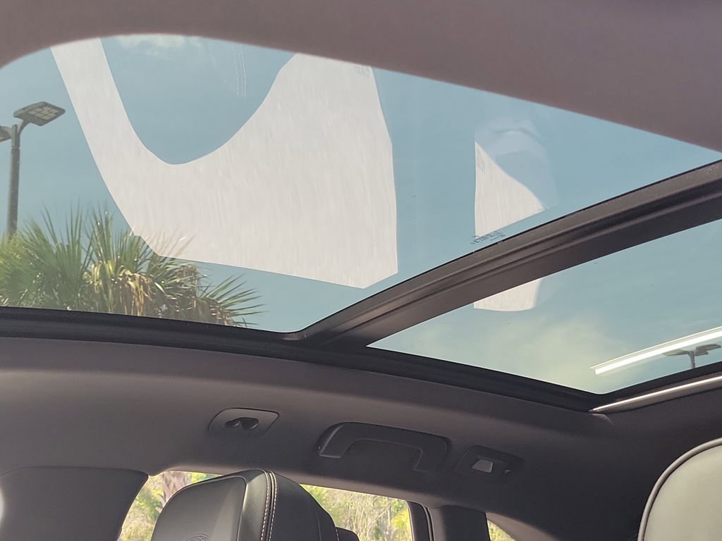 Certified 2025 Porsche Macan image 28