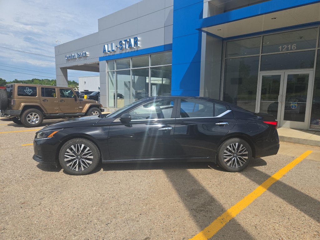 Used 2024 Nissan Altima 2.5 SV FWD image 2