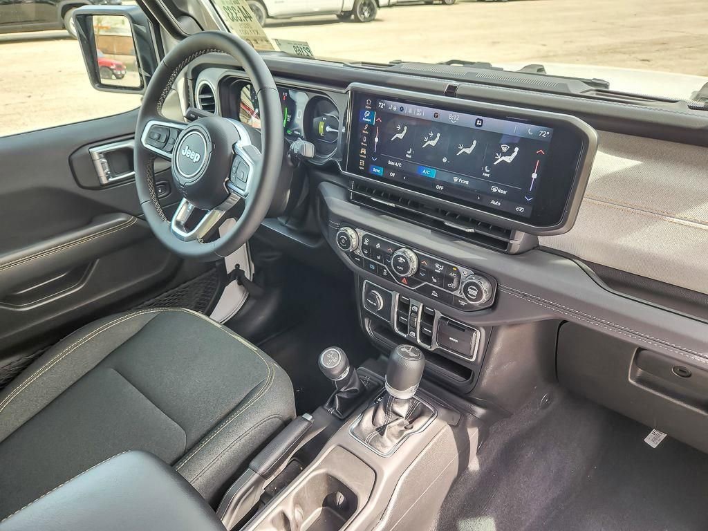 Used 2025 Jeep Wrangler Unlimited Sahara AWD/4WD image 23