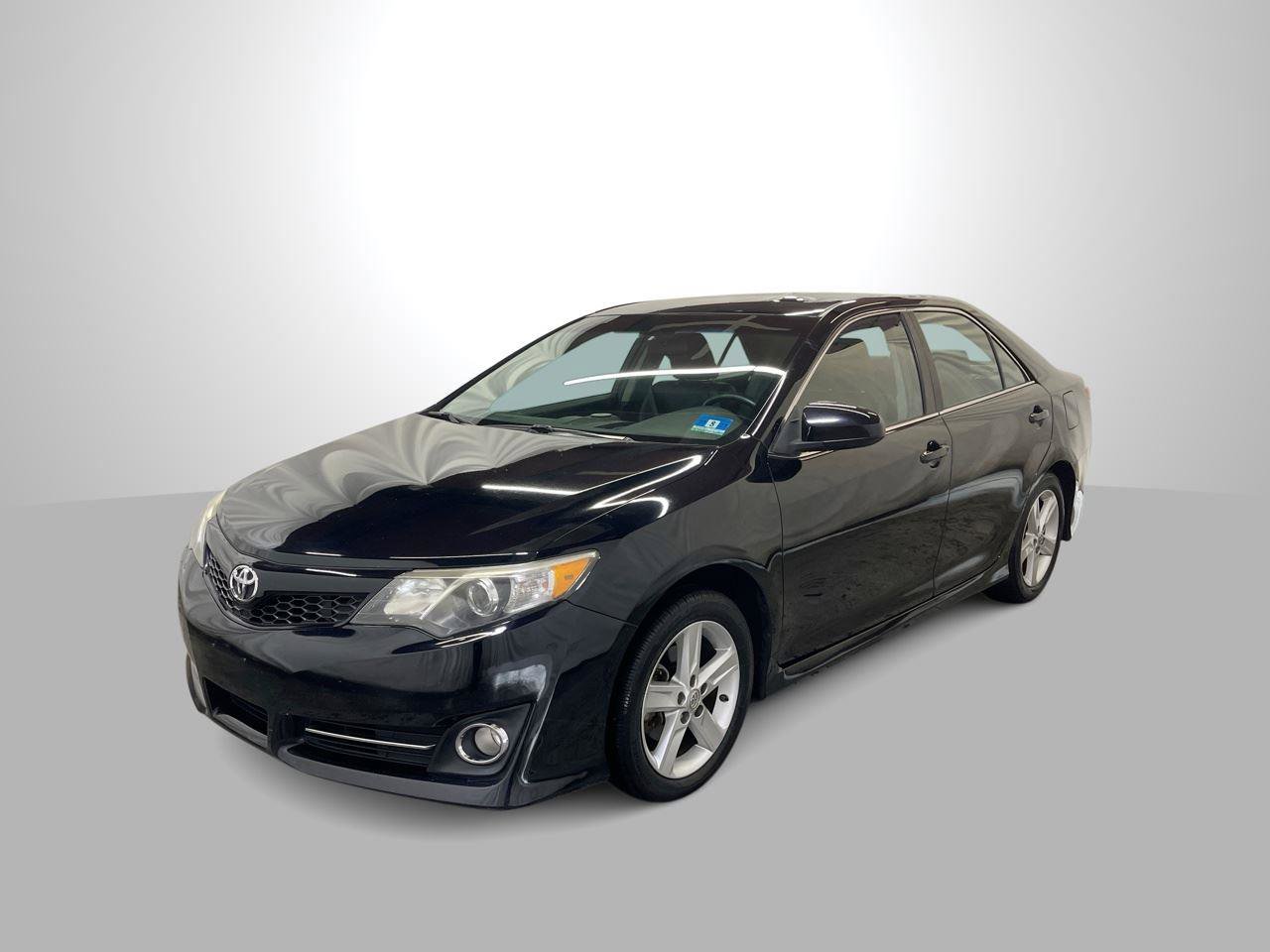 Used 2014 Toyota Camry SE FWD image 1