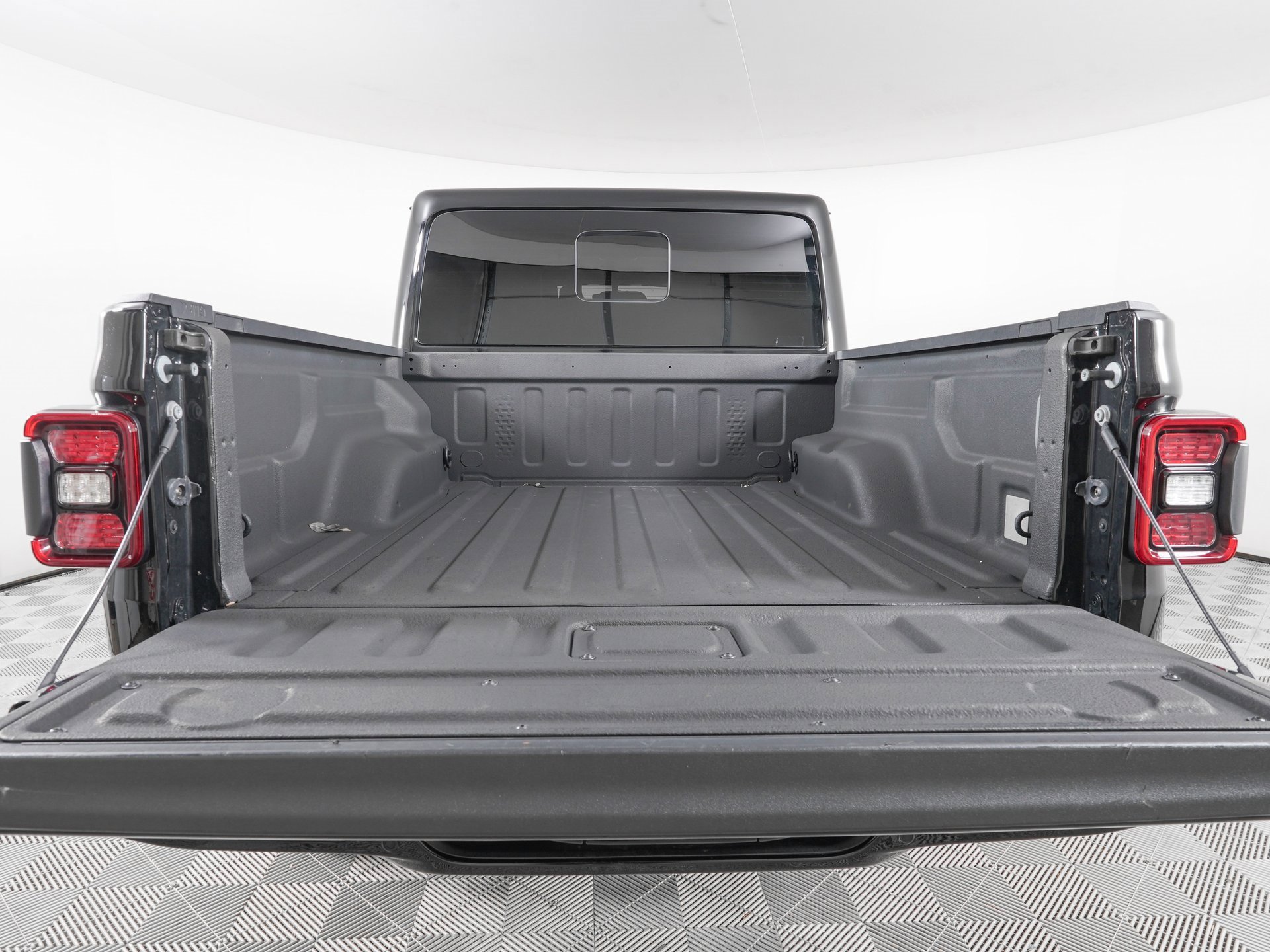 Used 2023 Jeep Gladiator Overland image 7