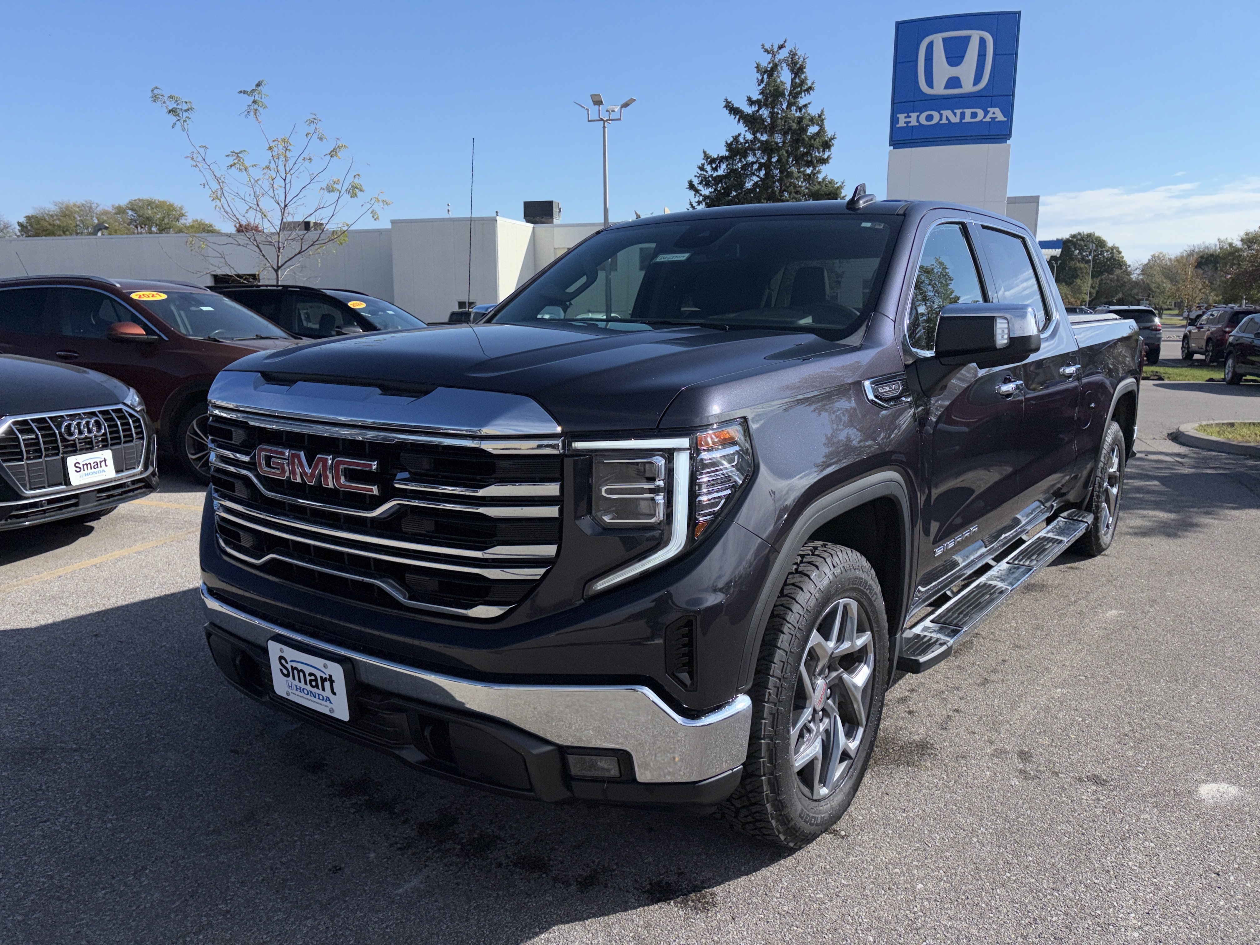 Used 2022 GMC Sierra 1500 SLT w/ SLT Premium Package AWD/4WD image 1