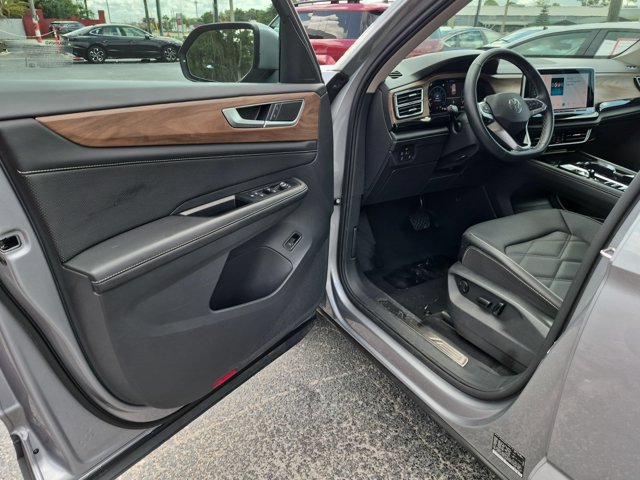 Used 2025 Volkswagen Atlas SE FWD image 11