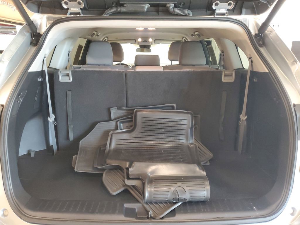 Used 2024 Toyota Highlander LE FWD image 8