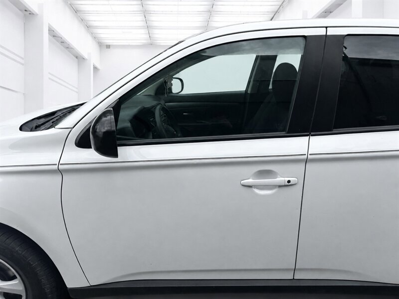 Used 2014 Mitsubishi Outlander ES FWD image 20