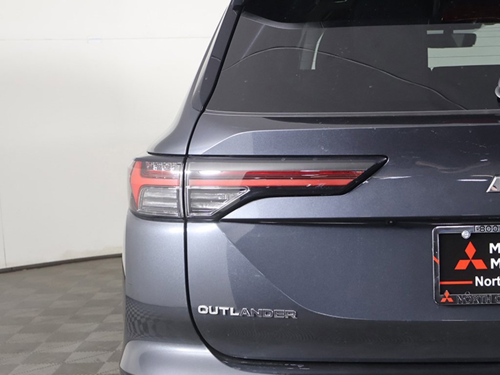 New 2025 Mitsubishi Outlander SE image 17