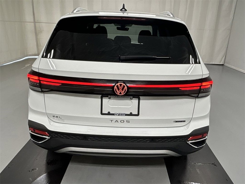 Certified 2025 Volkswagen Taos SEL image 3