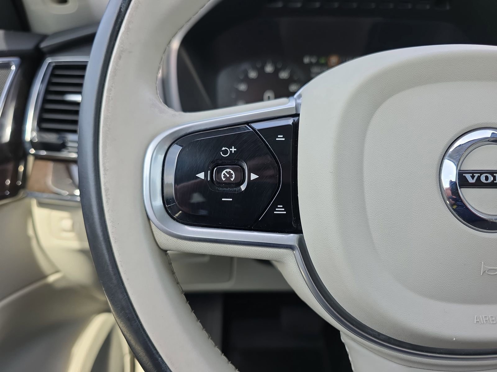 Used 2018 Volvo XC90 T6 Momentum w/ Convenience Package AWD/4WD image 18