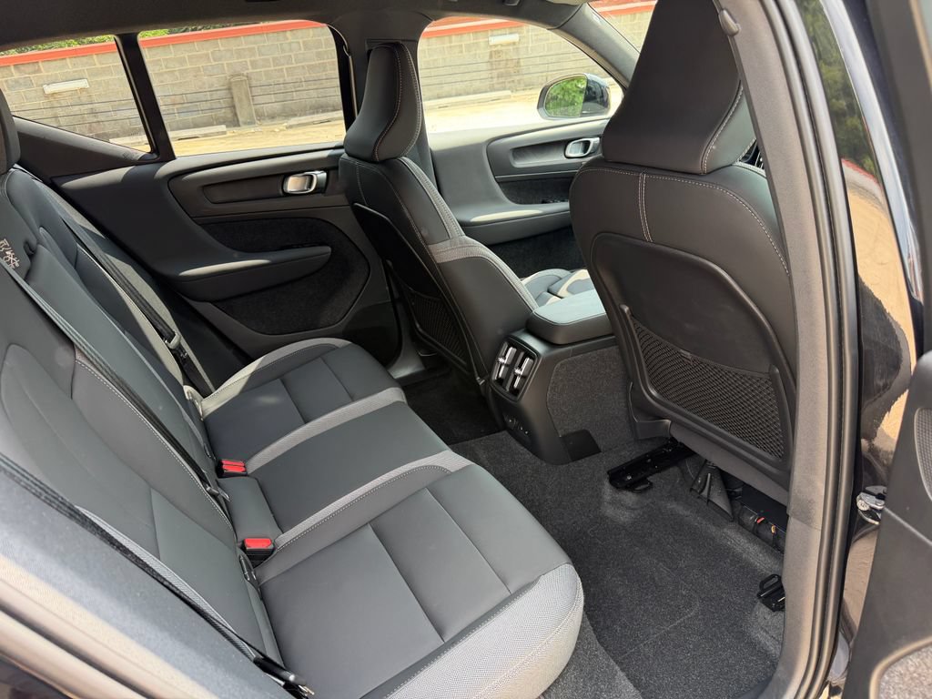 Certified 2024 Volvo XC40 Recharge Core RWD image 24