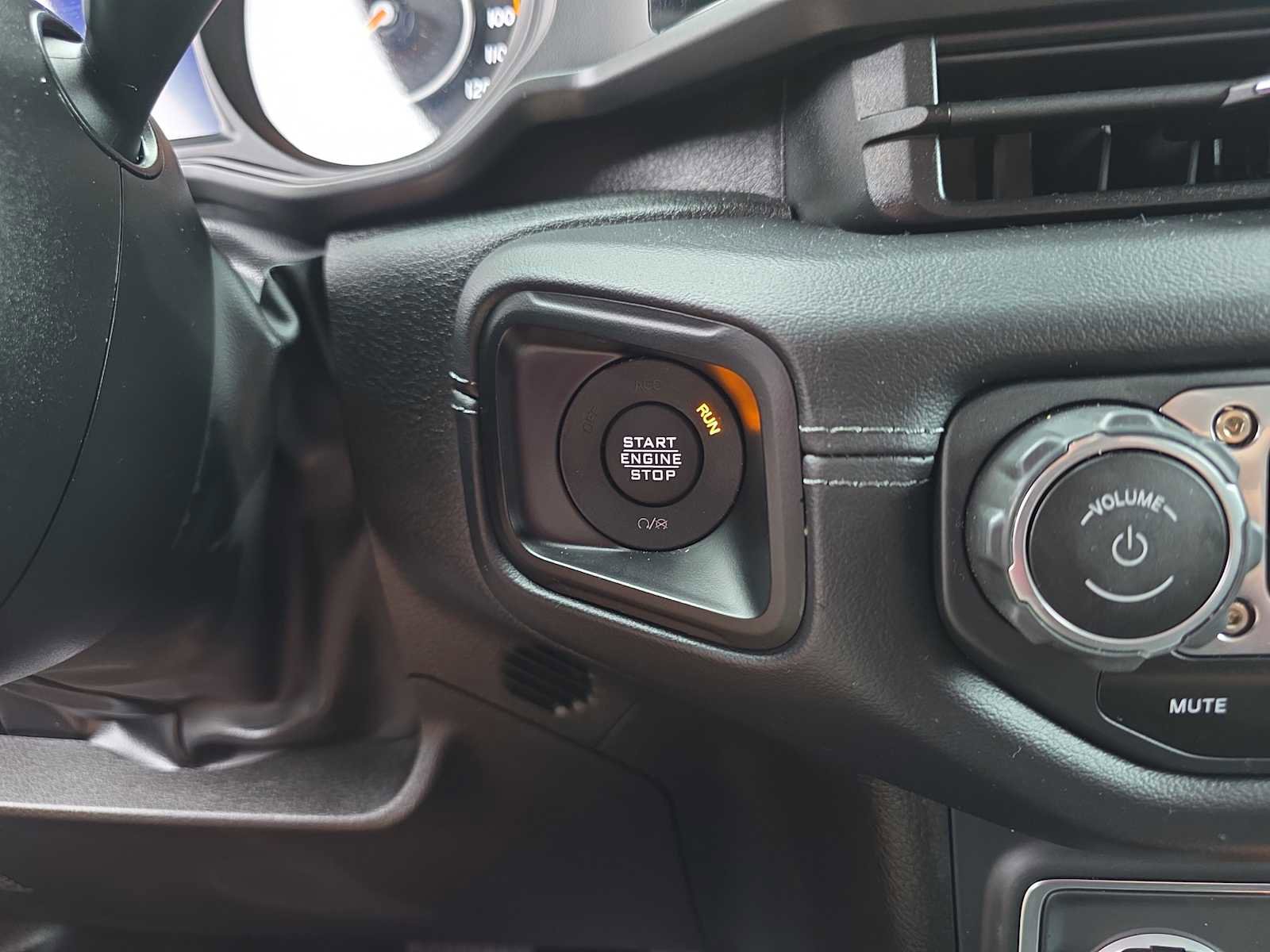 Used 2024 Jeep Wrangler Unlimited Rubicon w/ Technology Group image 15