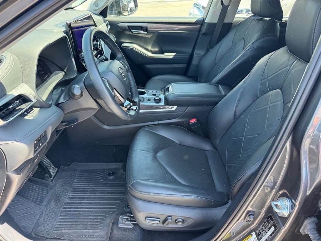 Used 2024 Toyota Highlander Platinum AWD/4WD image 12