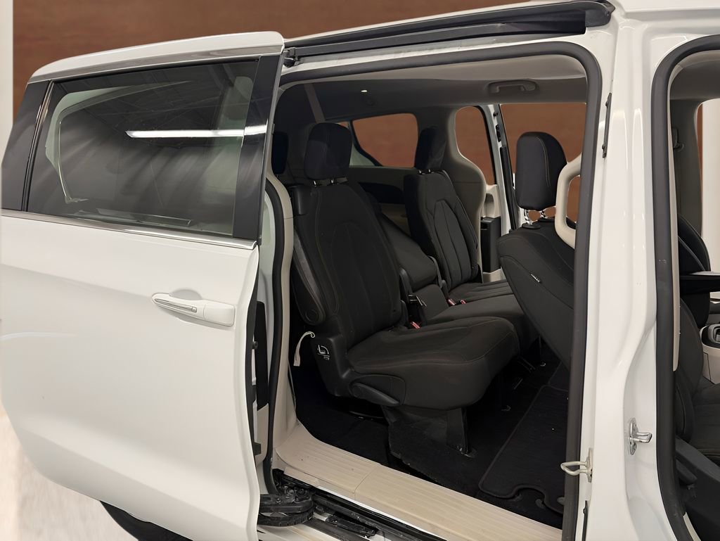 Used 2019 Chrysler Pacifica Touring Plus FWD image 15