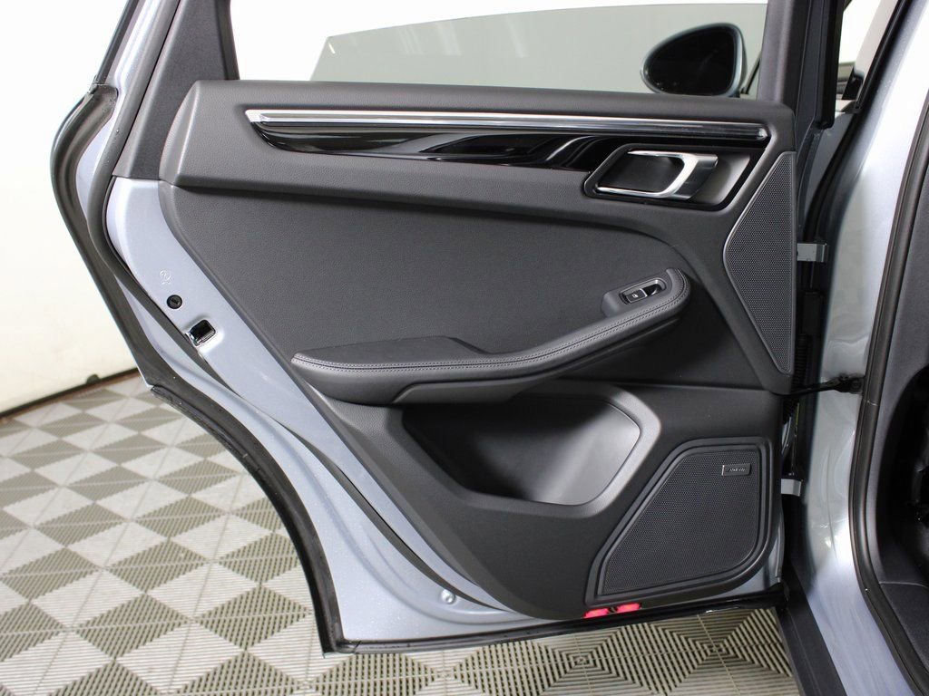 Certified 2026 Porsche Macan AWD/4WD image 32