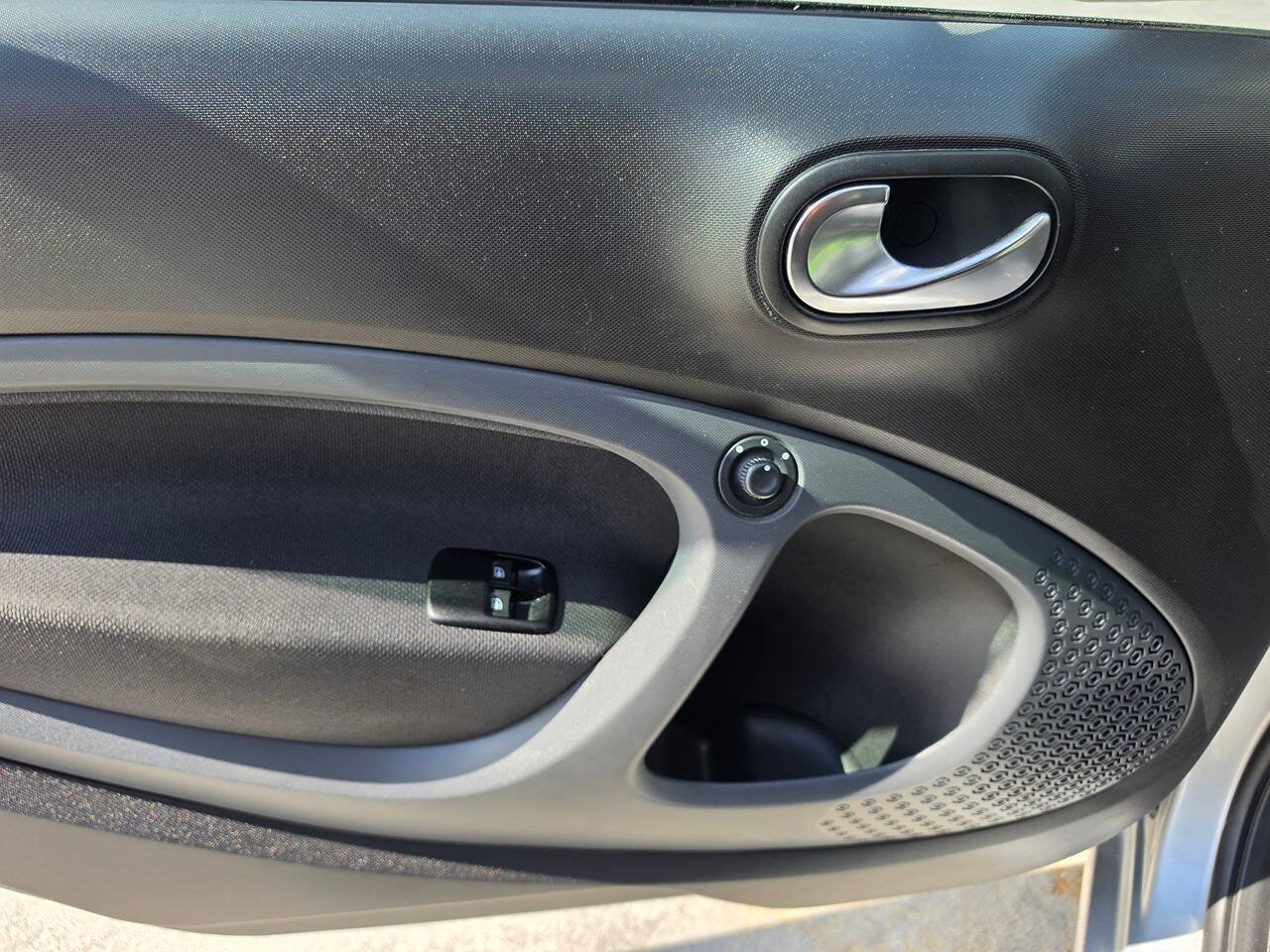 Used 2016 smart fortwo passion w/ Sport Package RWD image 17