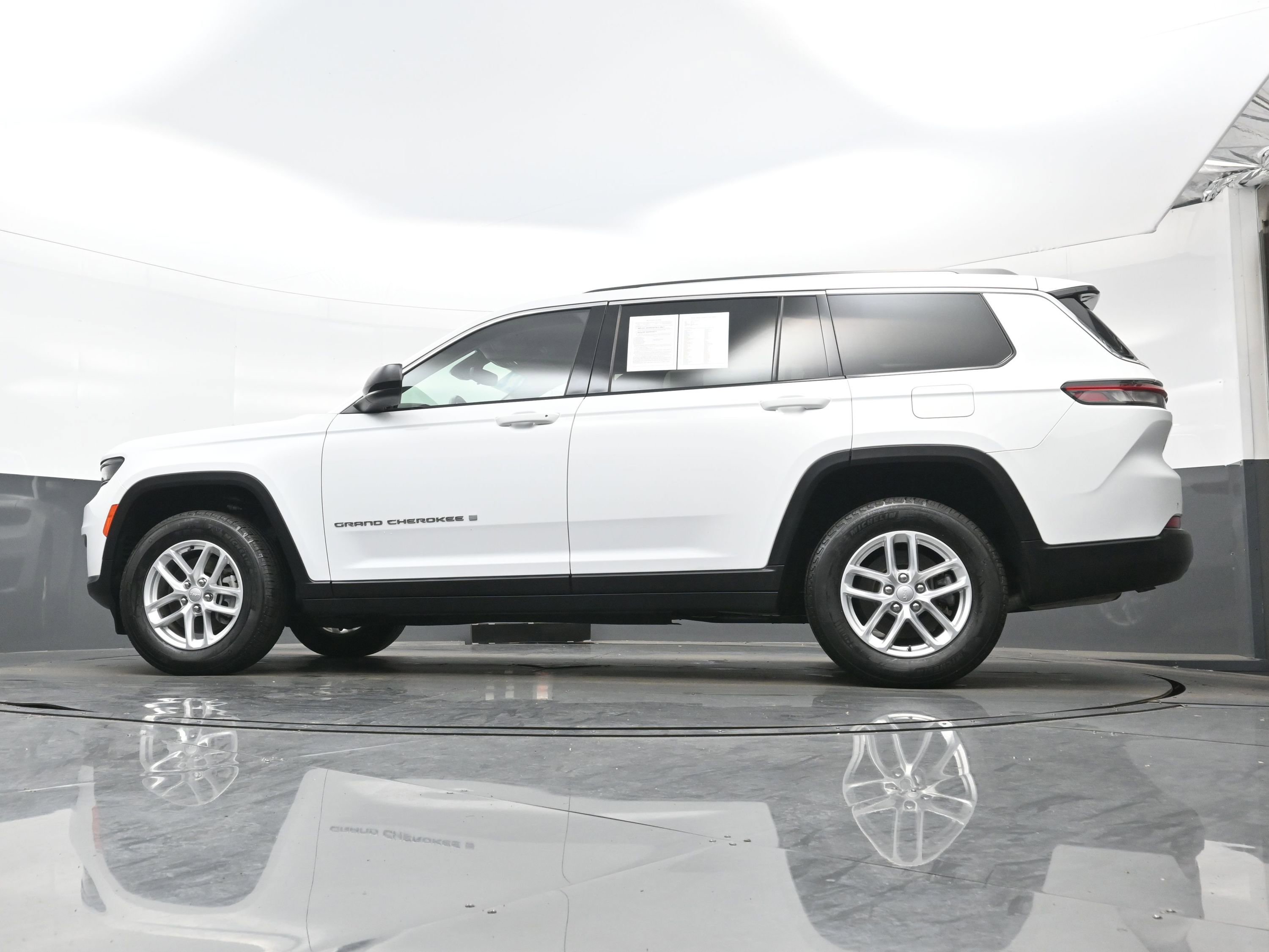 Used 2022 Jeep Grand Cherokee L Laredo w/ Luxury Tech Group I image 28