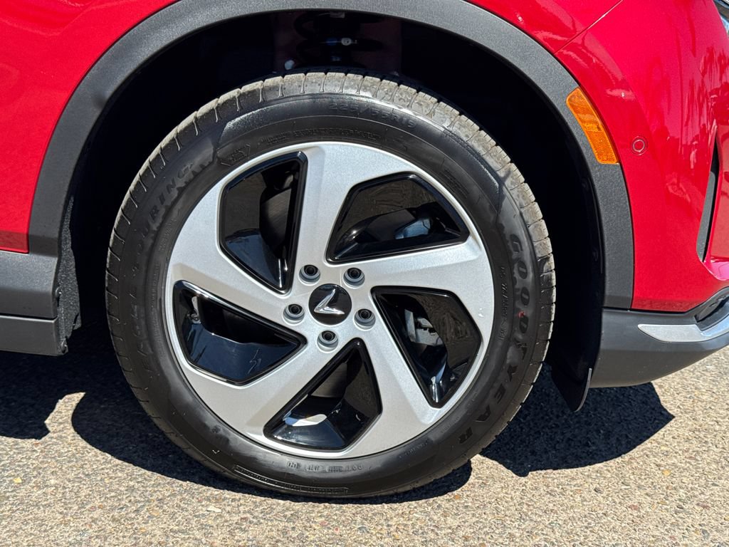 New 2027 VinFast VF 8 Eco AWD/4WD image 7