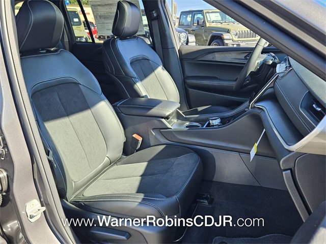 New 2025 Jeep Grand Cherokee Altitude image 17