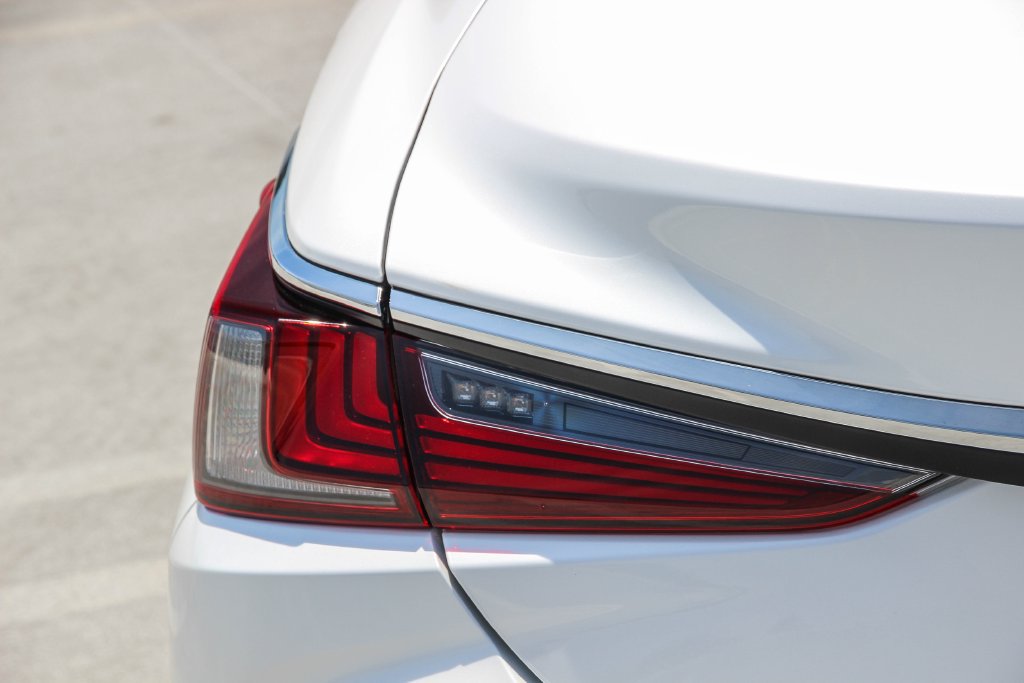 Certified 2023 Lexus ES 350 w/ Accessory Package (Z2) FWD image 8