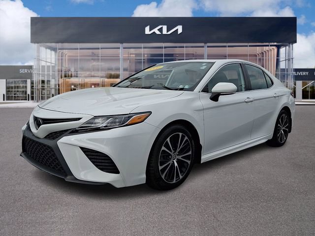Used 2020 Toyota Camry SE w/ Moonroof Package image 2