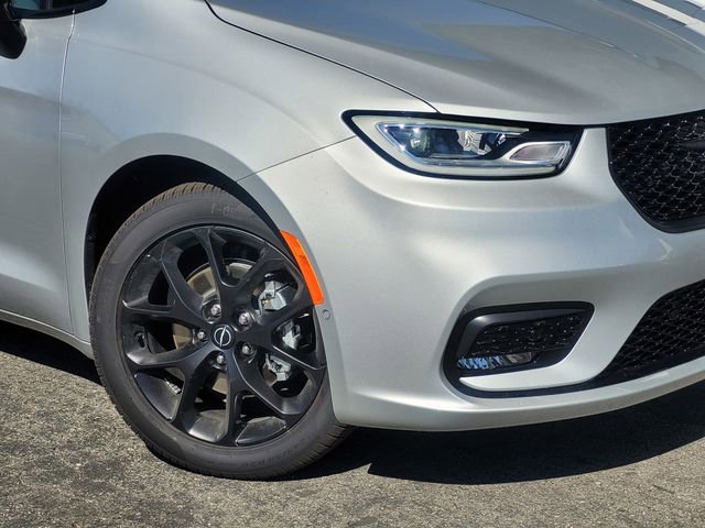 New 2026 Chrysler Pacifica Limited image 3