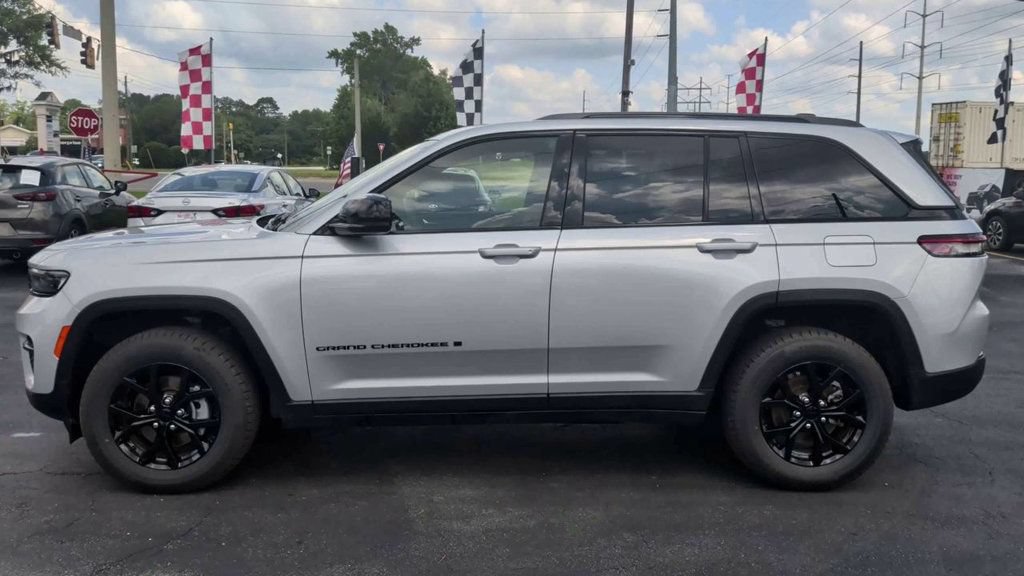 Used 2024 Jeep Grand Cherokee Altitude AWD/4WD image 5