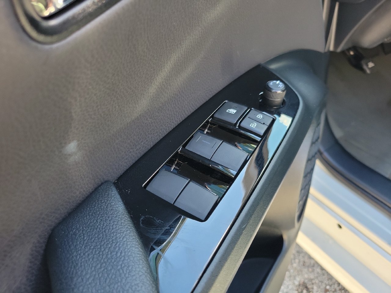 Used 2021 Toyota Prius LE FWD image 14