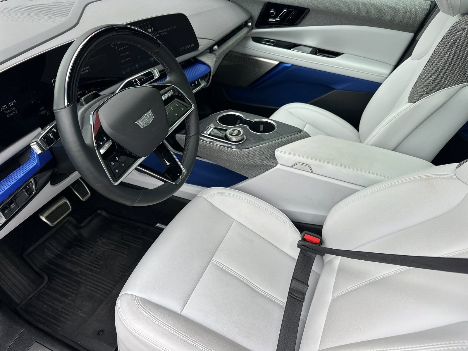 Used 2025 Cadillac Optiq Sport 1 w/ LPO, ONYX Package AWD/4WD image 9