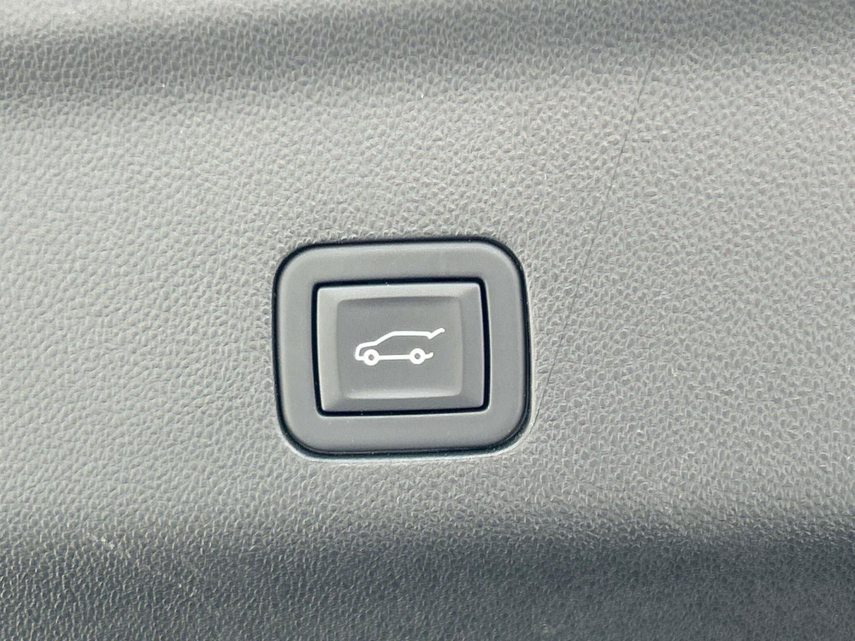 Used 2023 GMC Yukon SLT w/ SLT Luxury Package RWD image 10